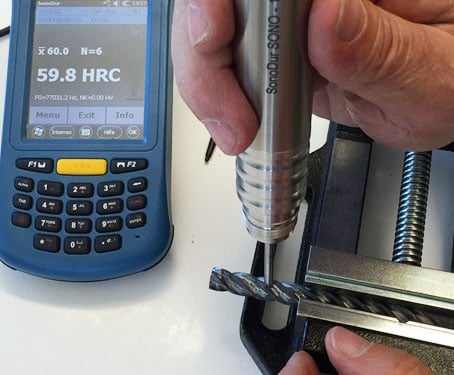 Measurment in the clamping groove on a drill tip, hardness testing