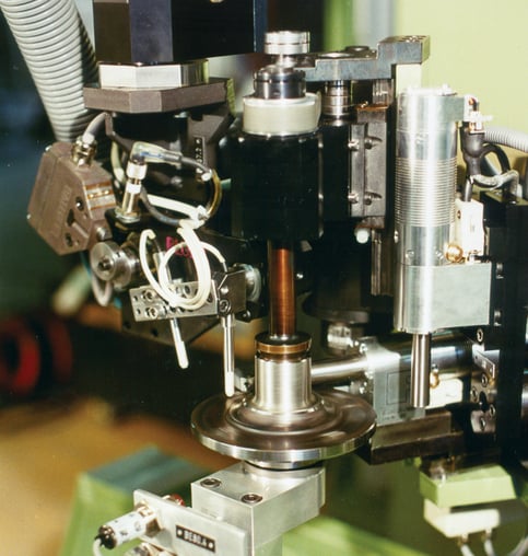 Testing of a wheel hub in a tandem test station