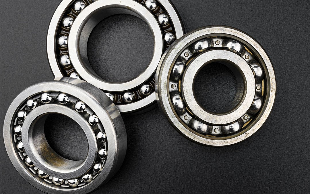 Ball_bearing-lying-on-a-black-background-with-copy-space-on-the-left-side-flat-view-from-above